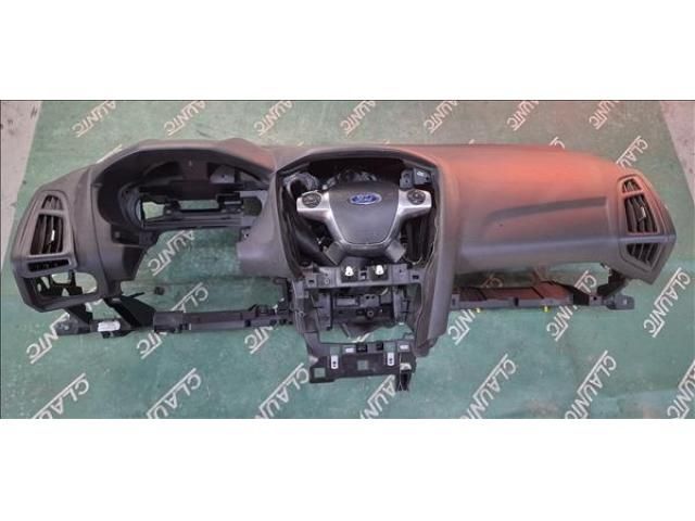 bontott FORD FOCUS III Műszerfal Héj