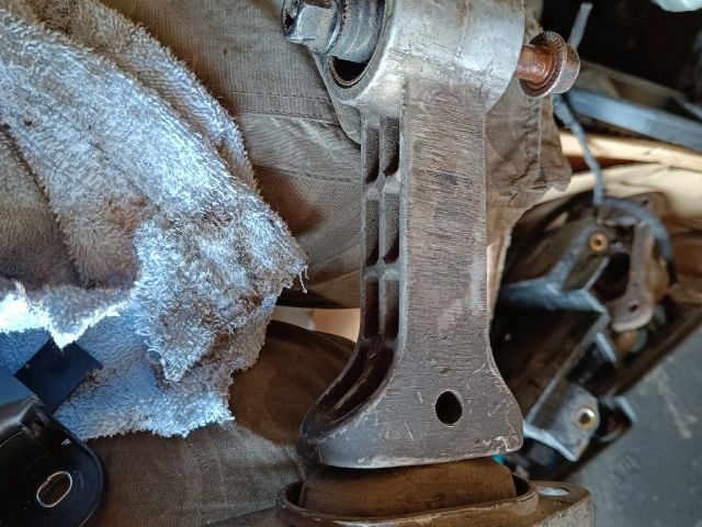 bontott FORD FOCUS III Nyomatéktartó Bak