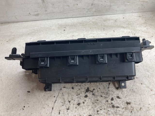 bontott FORD FOCUS III Pohártartó