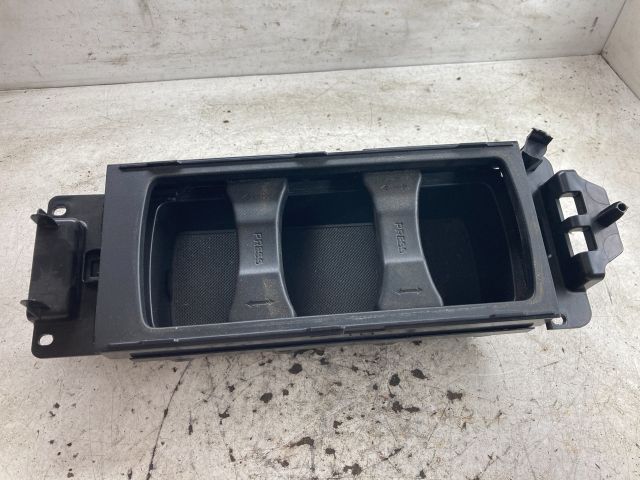 bontott FORD FOCUS III Pohártartó