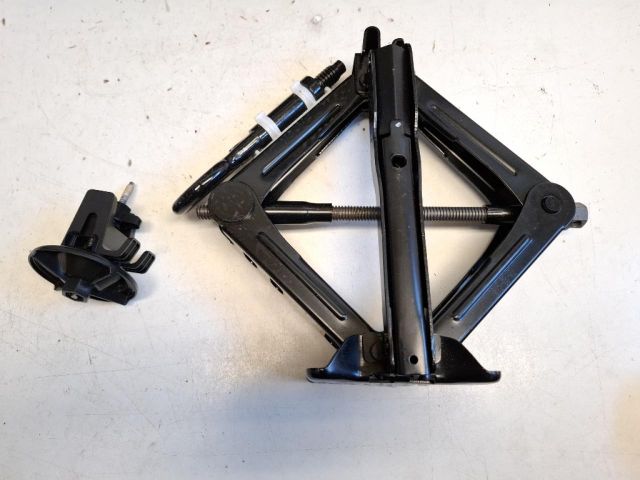 bontott FORD FOCUS III Pótkerék