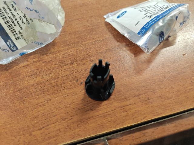 bontott FORD FOCUS III Vízhűtő Radiátor Tartó