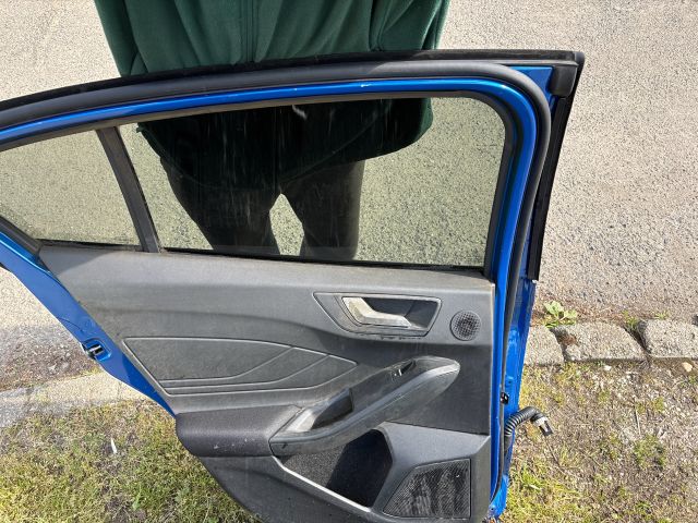 bontott FORD FOCUS IV Bal hátsó Ajtó (Részeivel)