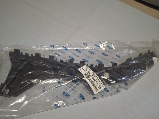 bontott FORD FOCUS IV Bal hátsó Lökhárító Tartó (Műanyag)