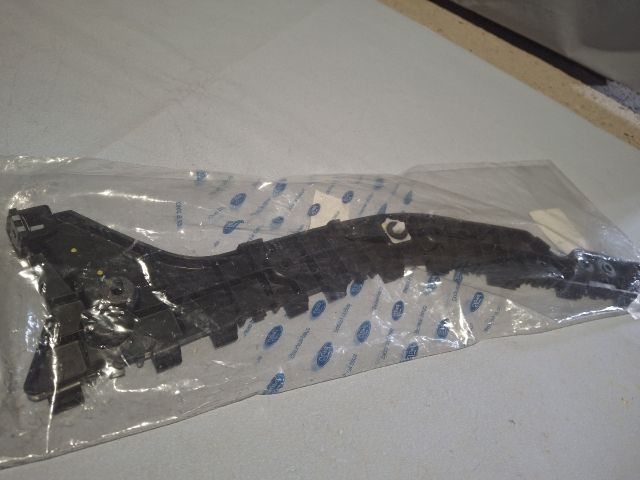 bontott FORD FOCUS IV Bal hátsó Lökhárító Tartó (Műanyag)