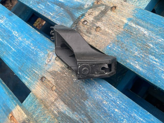 bontott FORD FOCUS IV Bal hátsó Oldal Lökhárító Tartó (Műanyag)