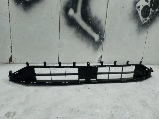 bontott FORD FOCUS IV Első Lökhárító Alsó Középső Díszrács