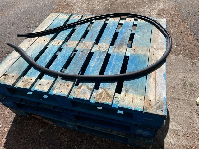 bontott FORD FOCUS IV Jobb első Gumikéder