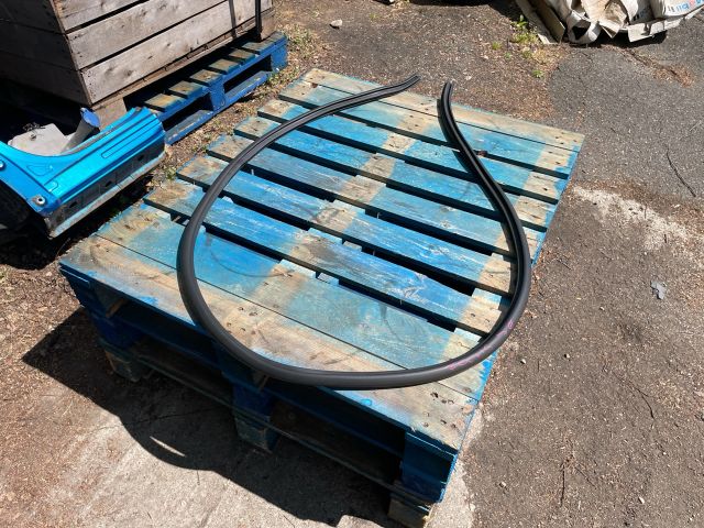 bontott FORD FOCUS IV Jobb első Gumikéder