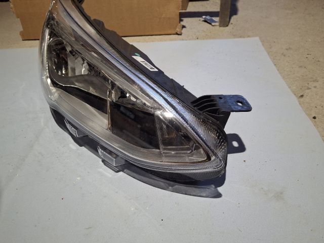 bontott FORD FOCUS IV Jobb Fényszóró