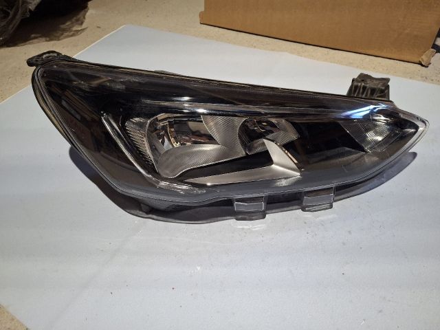 bontott FORD FOCUS IV Jobb Fényszóró