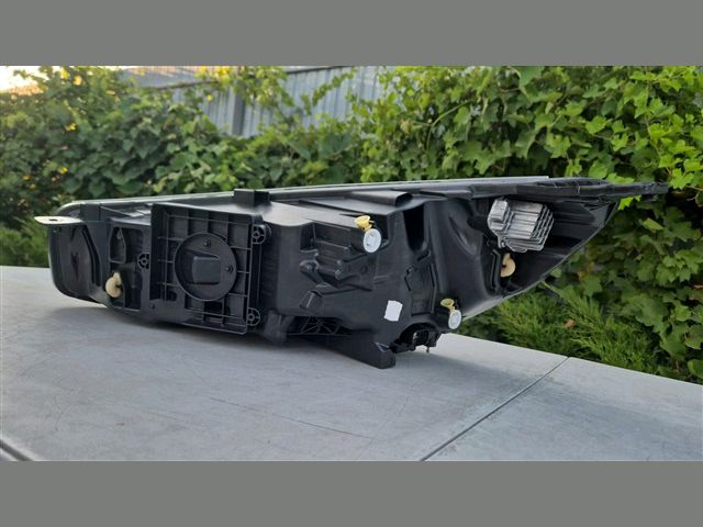 bontott FORD FOCUS IV Jobb Fényszóró