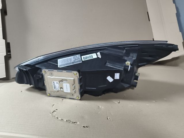 bontott FORD FOCUS IV Jobb Fényszóró