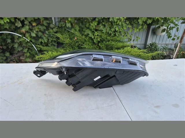 bontott FORD FOCUS IV Jobb Fényszóró