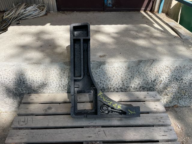 bontott FORD FOCUS IV Pótkerék Szerszámtartó