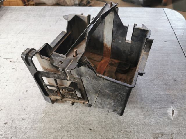 bontott FORD FUSION Akkumulátor Tartó