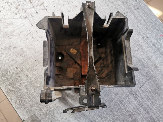 bontott FORD FUSION Akkumulátor Tartó