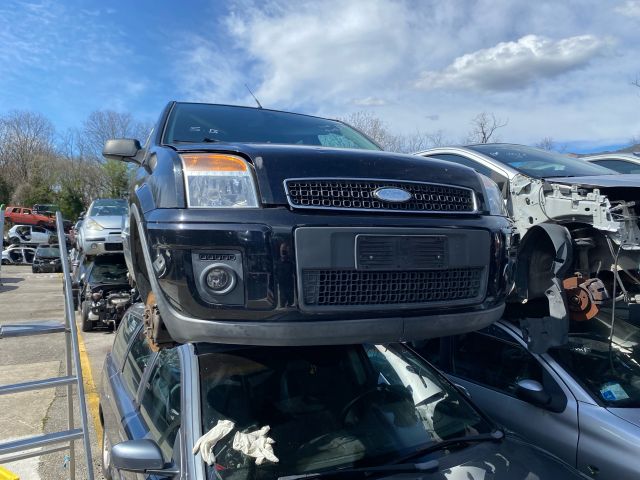 bontott FORD FUSION Bal első Dobbetét (Kerékjárati, Műanyag)