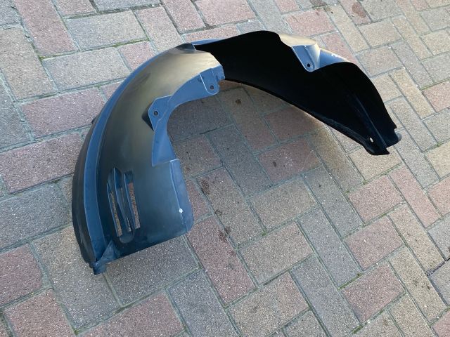 bontott FORD FUSION Bal első Dobbetét (Kerékjárati, Műanyag)