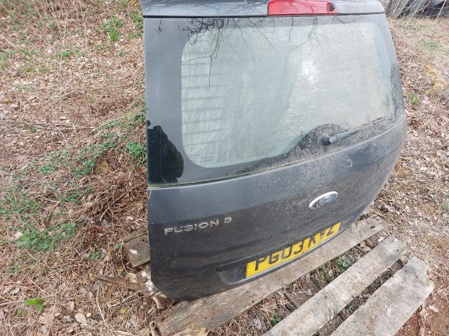 bontott FORD FUSION Csomagtérajtó (Részeivel)