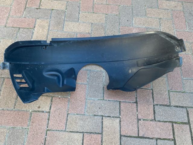 bontott FORD FUSION Jobb első Dobbetét (Kerékjárati, Műanyag)