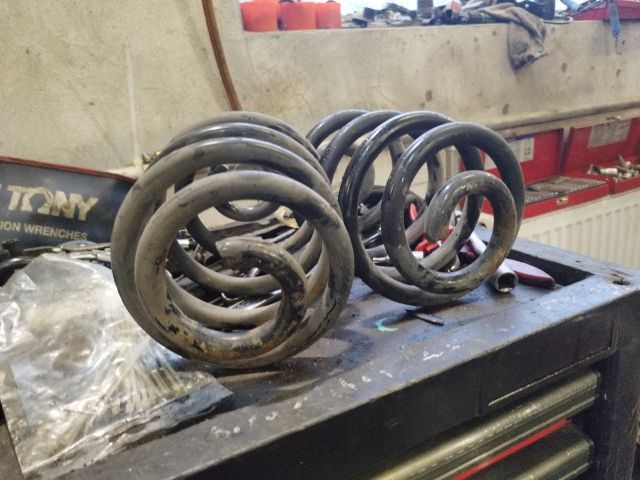 bontott FORD GALAXY Hátsó Rugó Pár