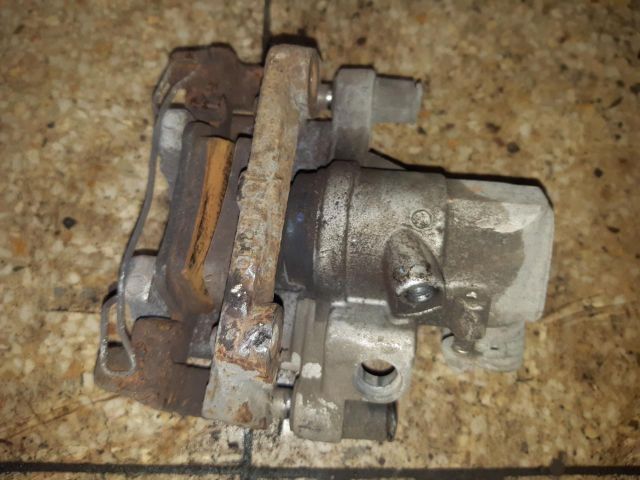 bontott FORD GRAND C-MAX Bal hátsó Féknyereg Munkahengerrel