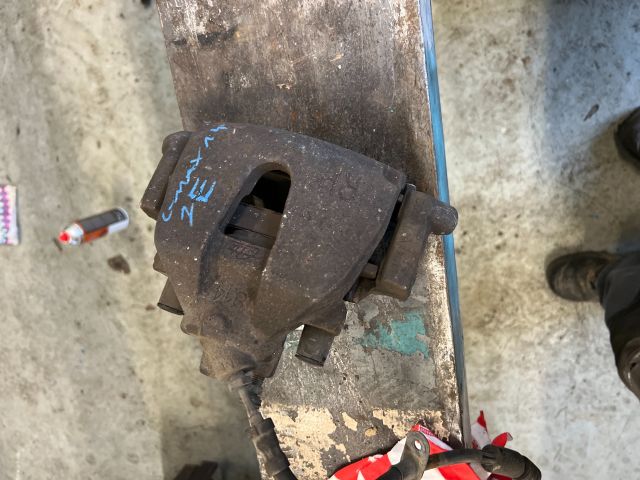 bontott FORD GRAND C-MAX Jobb első Féknyereg Munkahengerrel