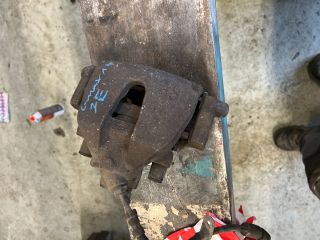 bontott FORD GRAND C-MAX Jobb első Féknyereg Munkahengerrel