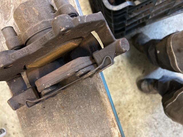 bontott FORD GRAND C-MAX Jobb első Féknyereg Munkahengerrel