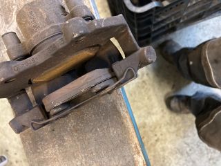 bontott FORD GRAND C-MAX Jobb első Féknyereg Munkahengerrel