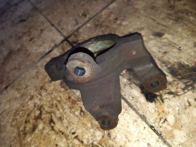 bontott FORD GRAND C-MAX Jobb első Féltengely Tartó