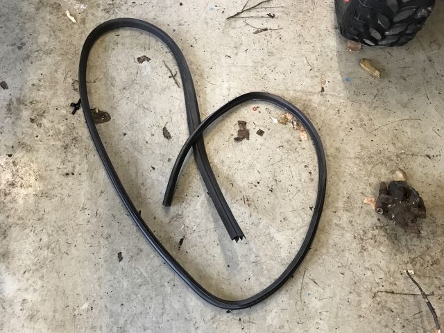 bontott FORD GRAND C-MAX Jobb első Gumikéder