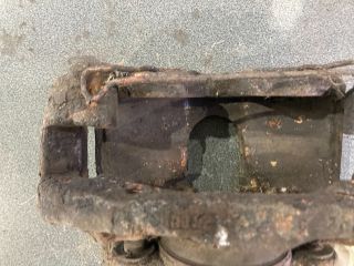 bontott FORD KA Jobb első Féknyereg Munkahengerrel