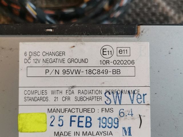 bontott FORD KA CD / DVD Tár