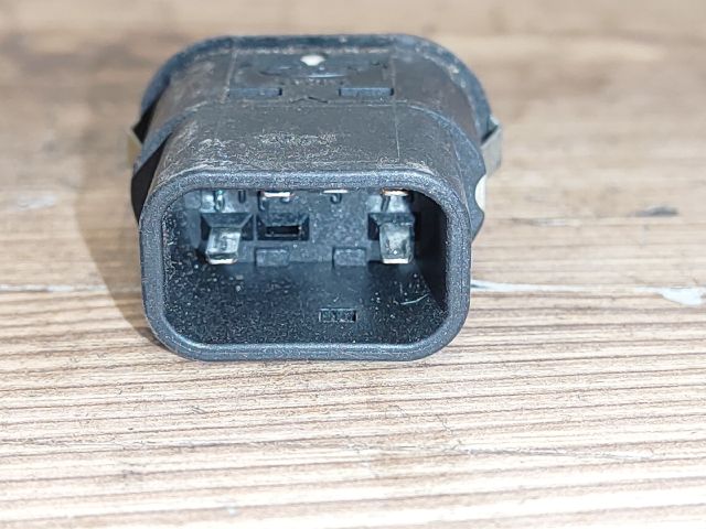 bontott FORD KA Csomagtér Nyitó Kar / Gomb