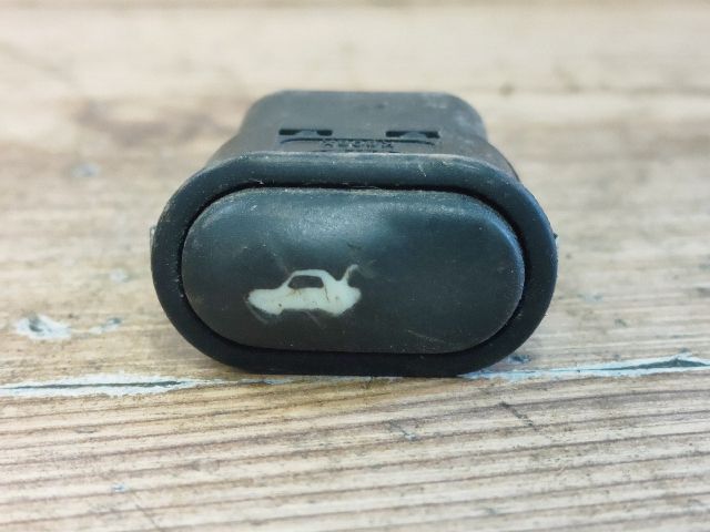 bontott FORD KA Csomagtér Nyitó Kar / Gomb