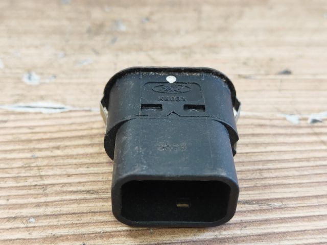 bontott FORD KA Csomagtér Nyitó Kar / Gomb