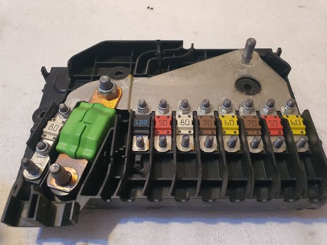 bontott FORD KUGA Biztosítéktábla Motortér