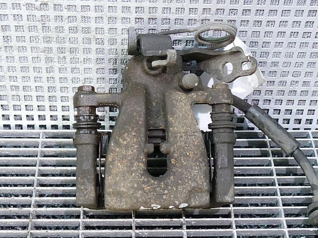 bontott FORD KUGA Jobb hátsó Féknyereg Munkahengerrel