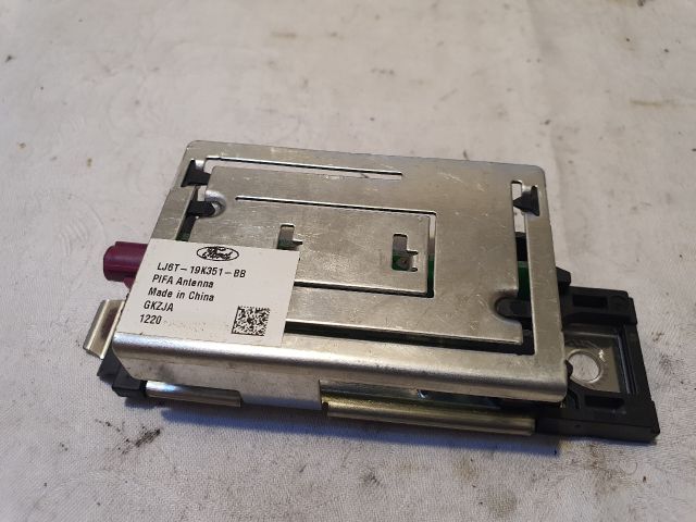 bontott FORD KUGA Antenna Erősítő