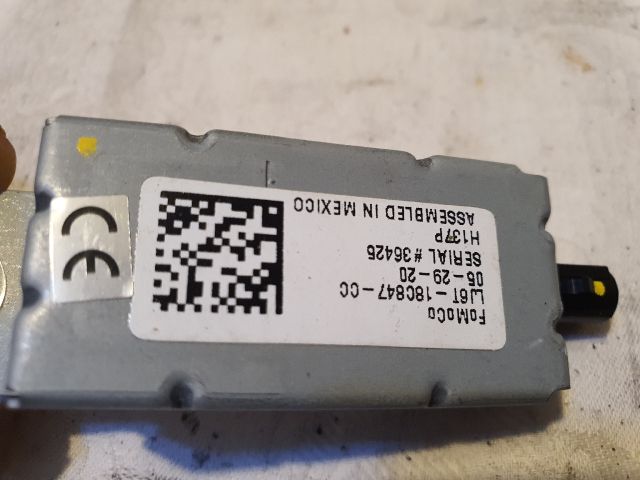 bontott FORD KUGA Antenna Erősítő