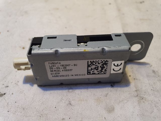 bontott FORD KUGA Antenna Erősítő