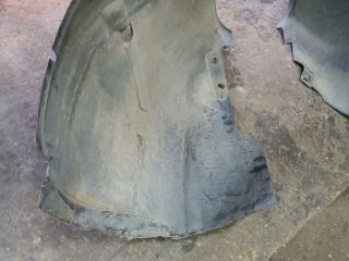 bontott FORD KUGA Bal első Első Dobbetét (Kerékjárati, Műanyag)