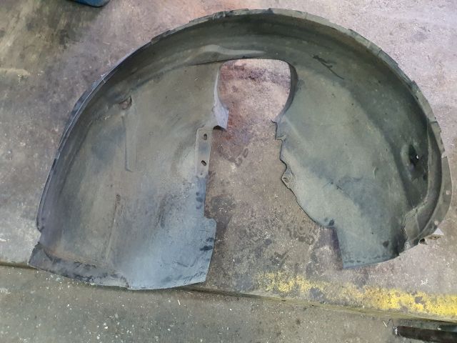 bontott FORD KUGA Bal első Első Dobbetét (Kerékjárati, Műanyag)