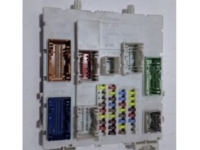 bontott FORD KUGA Biztosítéktábla Utastér