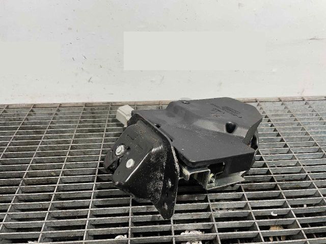 bontott FORD KUGA Csomagtérajtó Ütköző