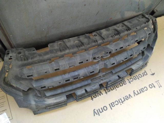 bontott FORD KUGA Hűtőrács