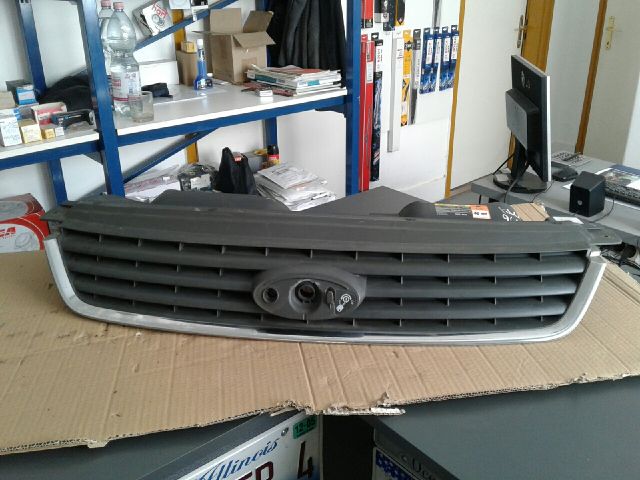 bontott FORD KUGA Hűtőrács