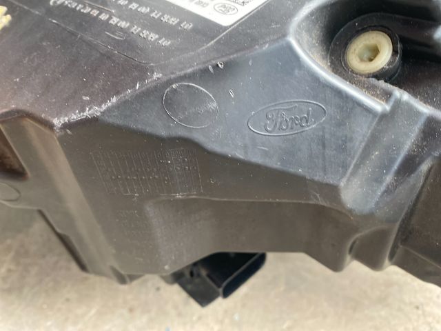 bontott FORD KUGA Jobb első Lámpabúra